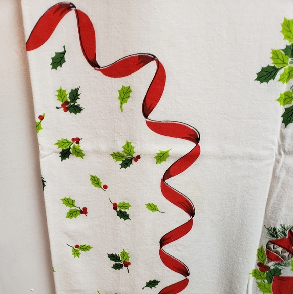 Vintage Holiday-themed tablecloth - Picture 4 of 5